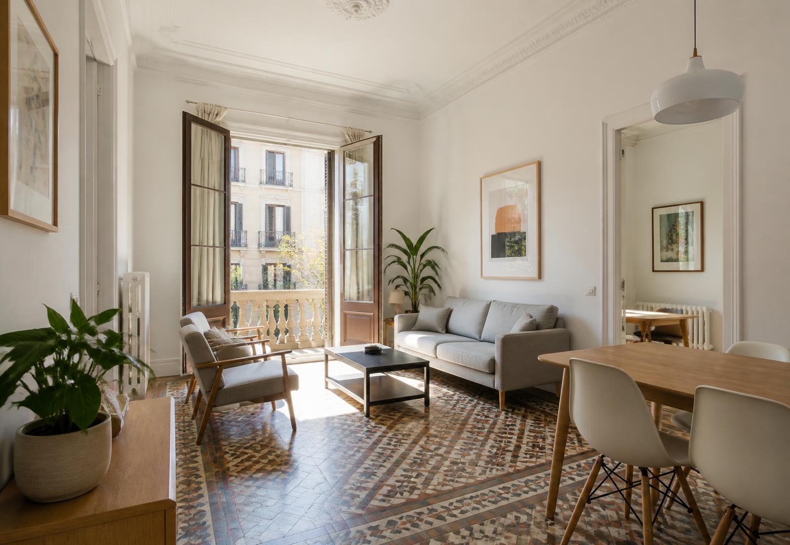 Salón luminoso de un piso en Cataluña con balcón y suelo hidráulico